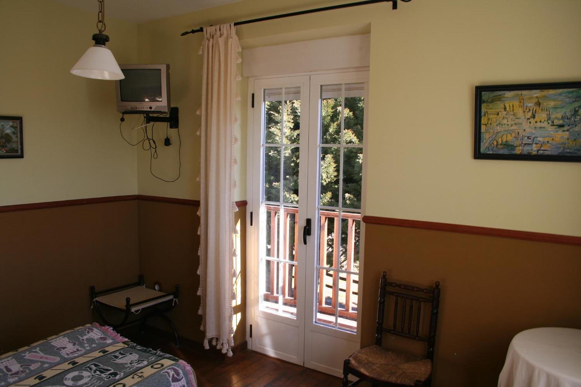 Affittacamere La Casona De Collado Hoyos del Collado Esterno foto